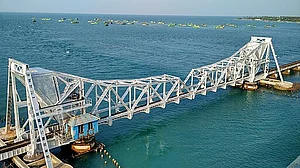 Thamizhpparithi Maari, CC BY-SA 4.0/Wikimedia Commons : The new Pamban Bridge in Rameswaram will be Indias first vertical lift sea bridge